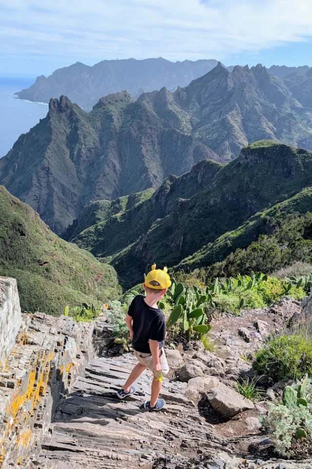 Familjevandring på Teneriffa – Barnen testar Reimas barfotaskor på Roque de Taborno